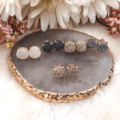 Boucles d’oreilles ALICE Noires en agate portées à l’oreille