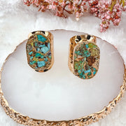 Bague APHRODITE en turquoise vue de profil sur anneau doré ajustable
