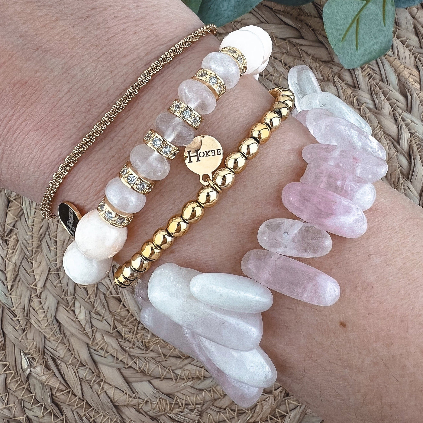 Détail des perles polies en quartz rose naturel du bracelet ASHLEY