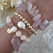 Bracelet ASHLEY en quartz rose présenté en accumulation