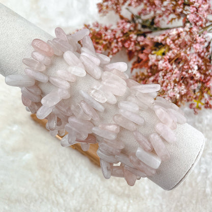 Détail des perles en quartz rose du bracelet enfant ASHLEY