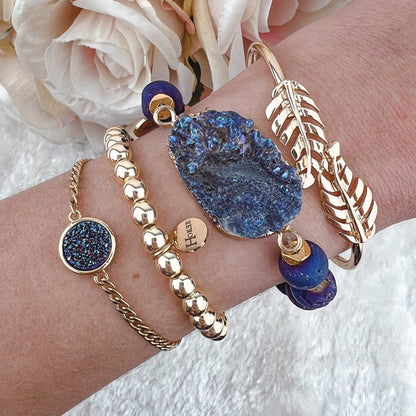 Bracelet JOSIE Bleu en agate teintée porté au poignet