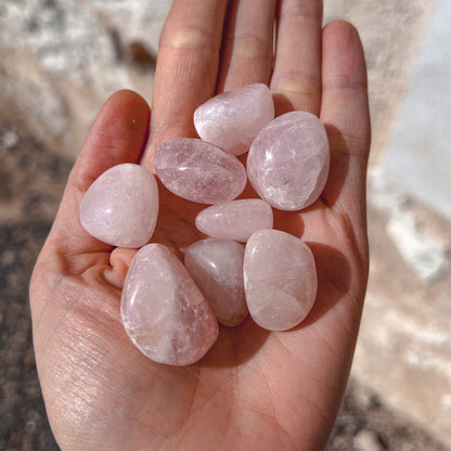 Détail d’une pierre roulée en quartz rose naturel